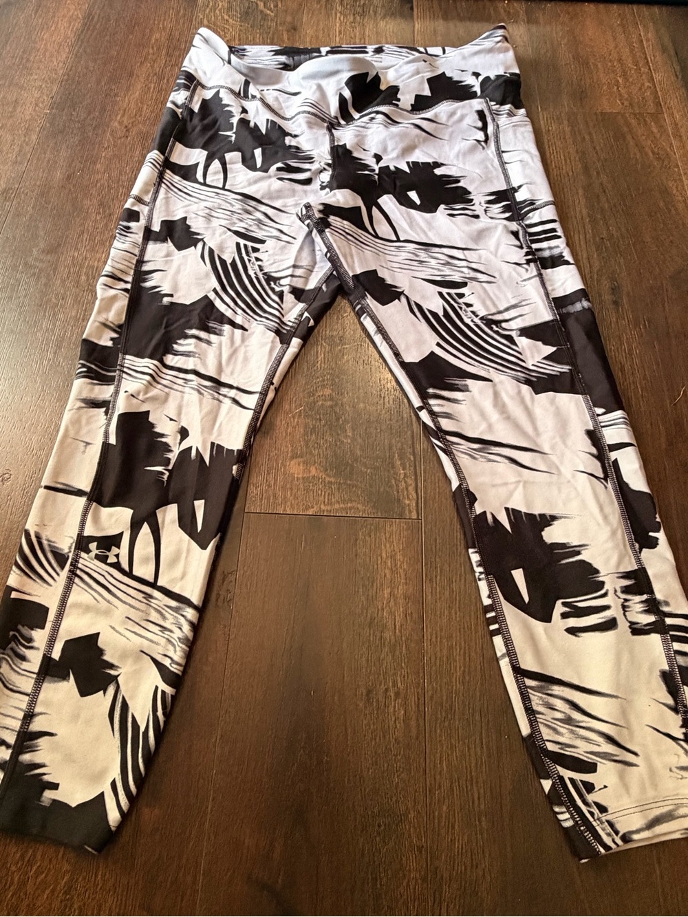 Under Armour Black & White Graphic Performance capri Leggings